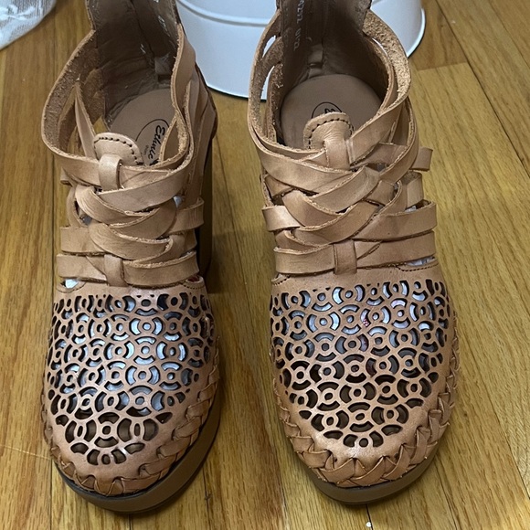 Ethinc Shoes - “Ethnic” Women's Tan Strap/Zipper Sandals SZ: (8) Leather NNBox New Tried On